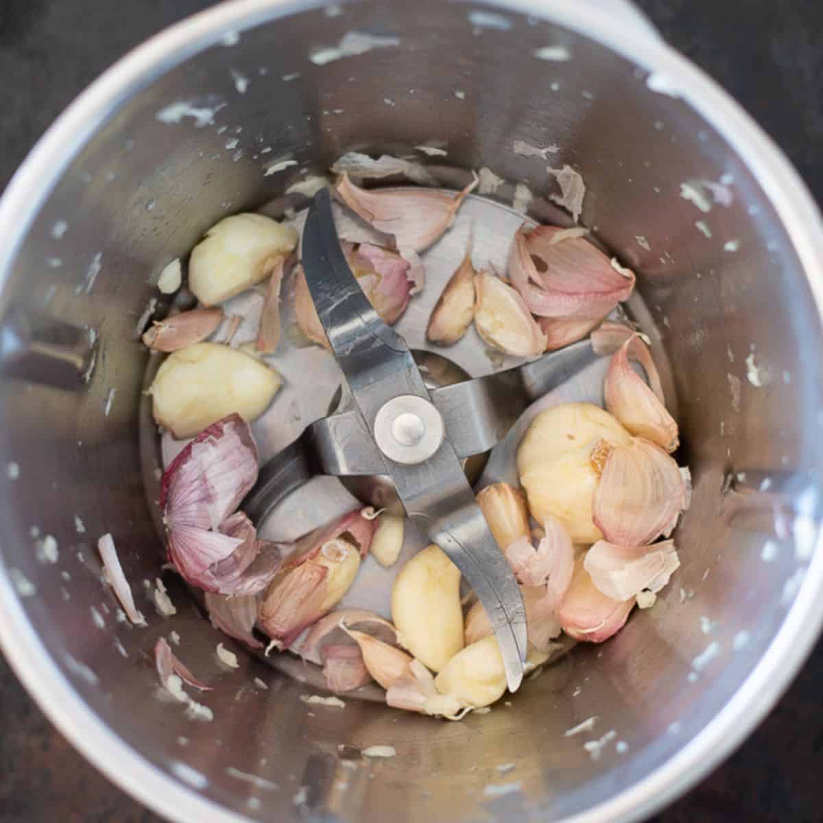 Peeled garlic cloves in the Thermomix.
