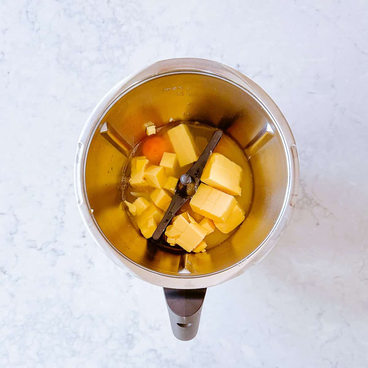 butter, eggs, lemon juice and sugar in a thermomix bowl.