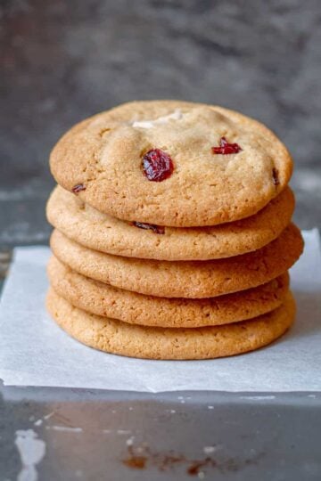 5 white chocolate and cranberry cookies in a stack