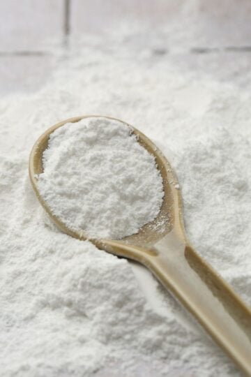 Close up image of icing sugar with a spoon.