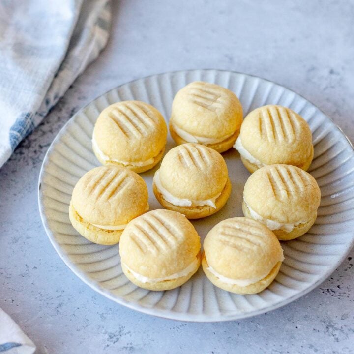 Melting moments on a grey plate.